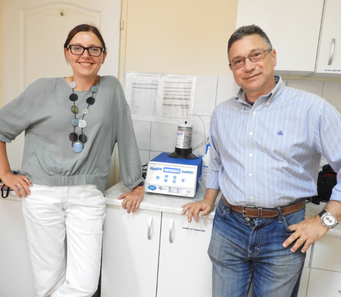 Małgorzata Desmond i Dr Andrea Manni, dyrektor Quintron EU, po weryfikacji poprawności działania analizatora Quintron Breathtracker SC dostępnego w jej gabinecie, sierpień 2018.